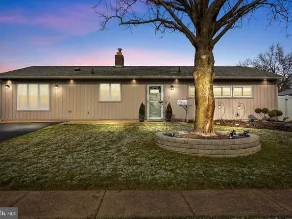 65 Chestnut Ln, Levittown, PA 19055