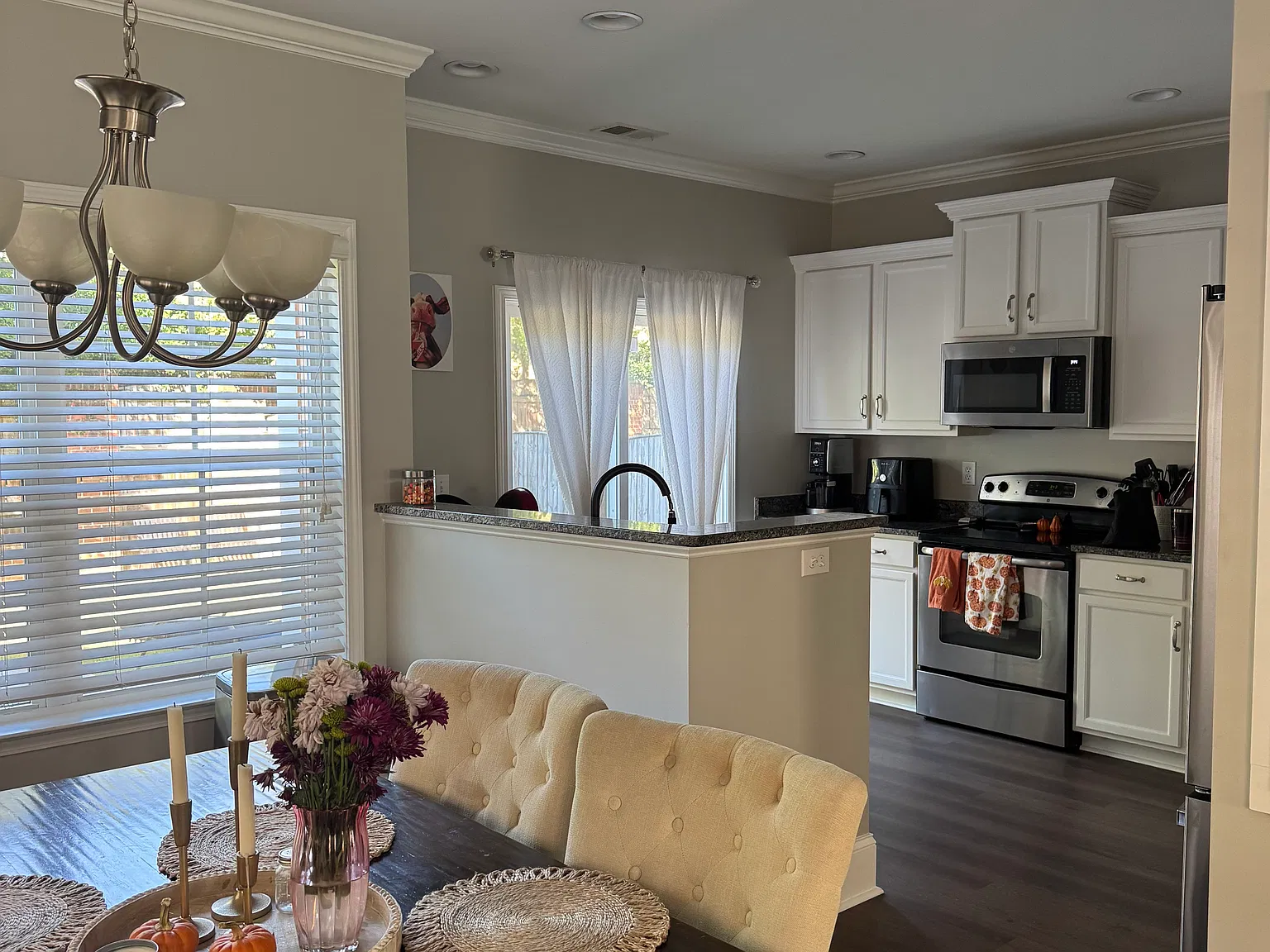 4 bed, 2.5 bath, 2110 sqft, $3,800 — Photo 4