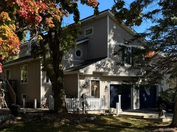 2323 Pleasant Rdg, Howell, MI 48843