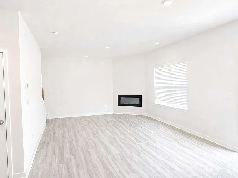 116 Windstone Common Ln — Photo 3