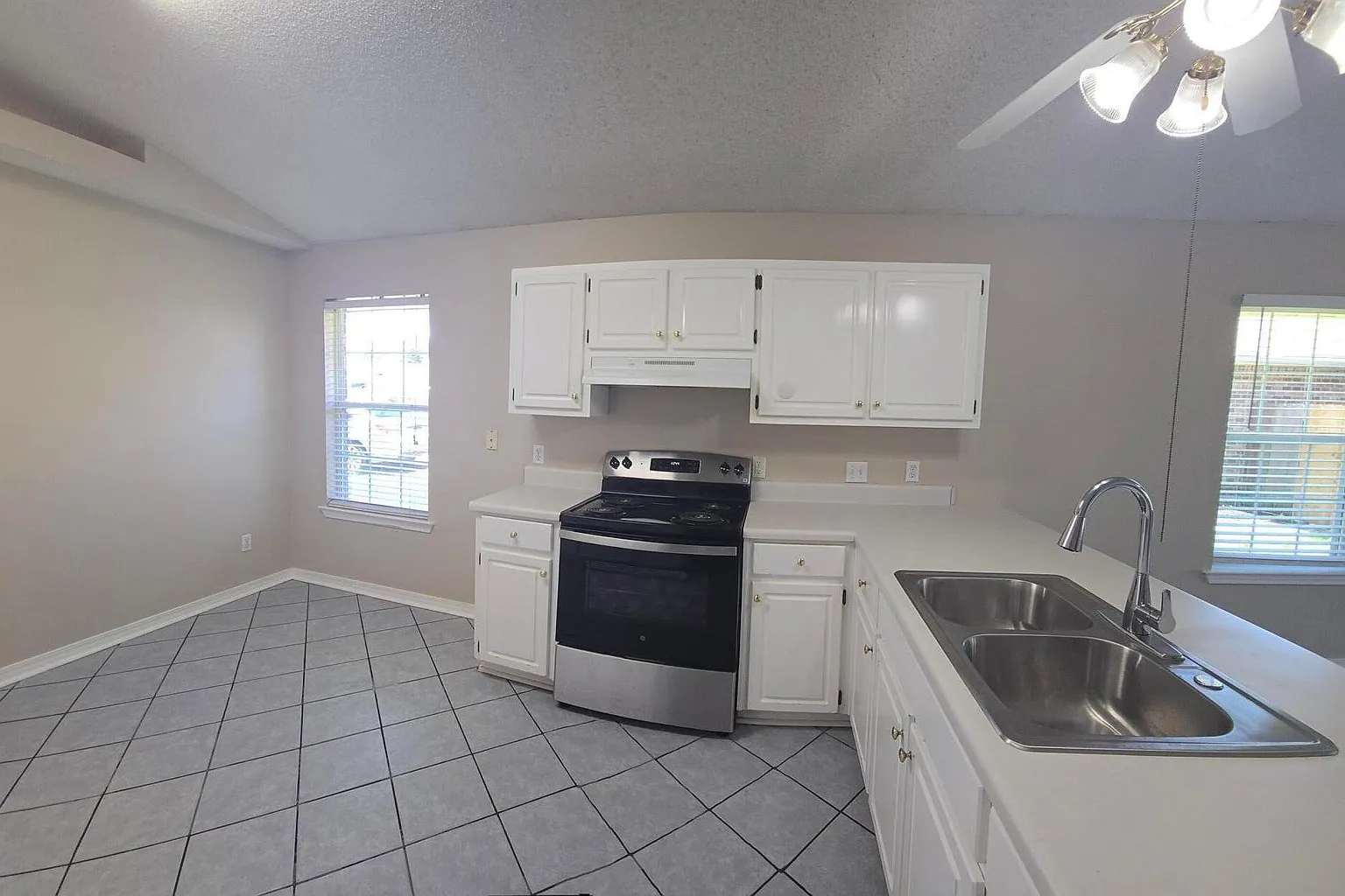 3 bed, 1947 sqft, $2,250 — Photo 4