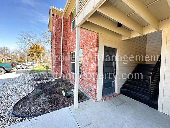 4th image of 1203 N Clay St #211
