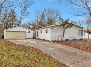 1105 Thomas Ct, Mahomet, IL 61853