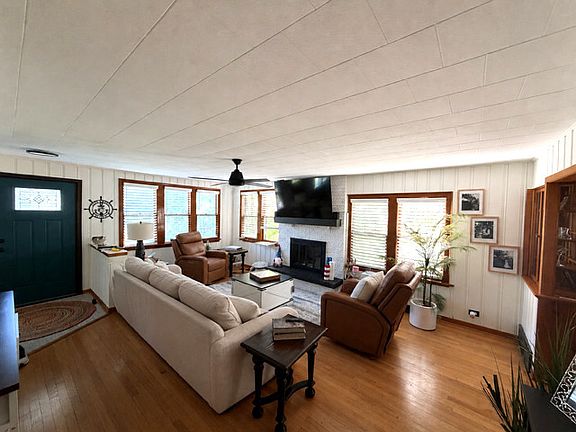 4th image of 25091 W North Ave