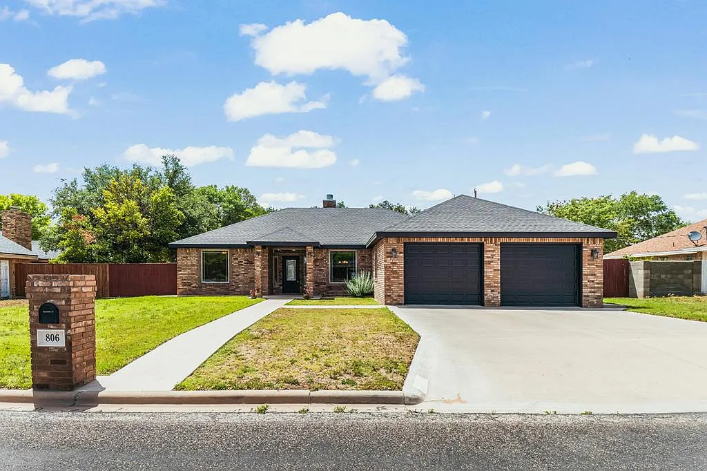 3 bed, 2.0 bath, 1817 sqft, $2,700 — Photo 1