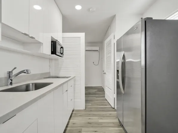 7 Salamanca Ave APT 4, Coral Gables, FL 33134