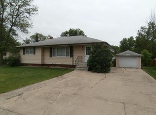 105 W 8th St, Woonsocket, SD 57385
