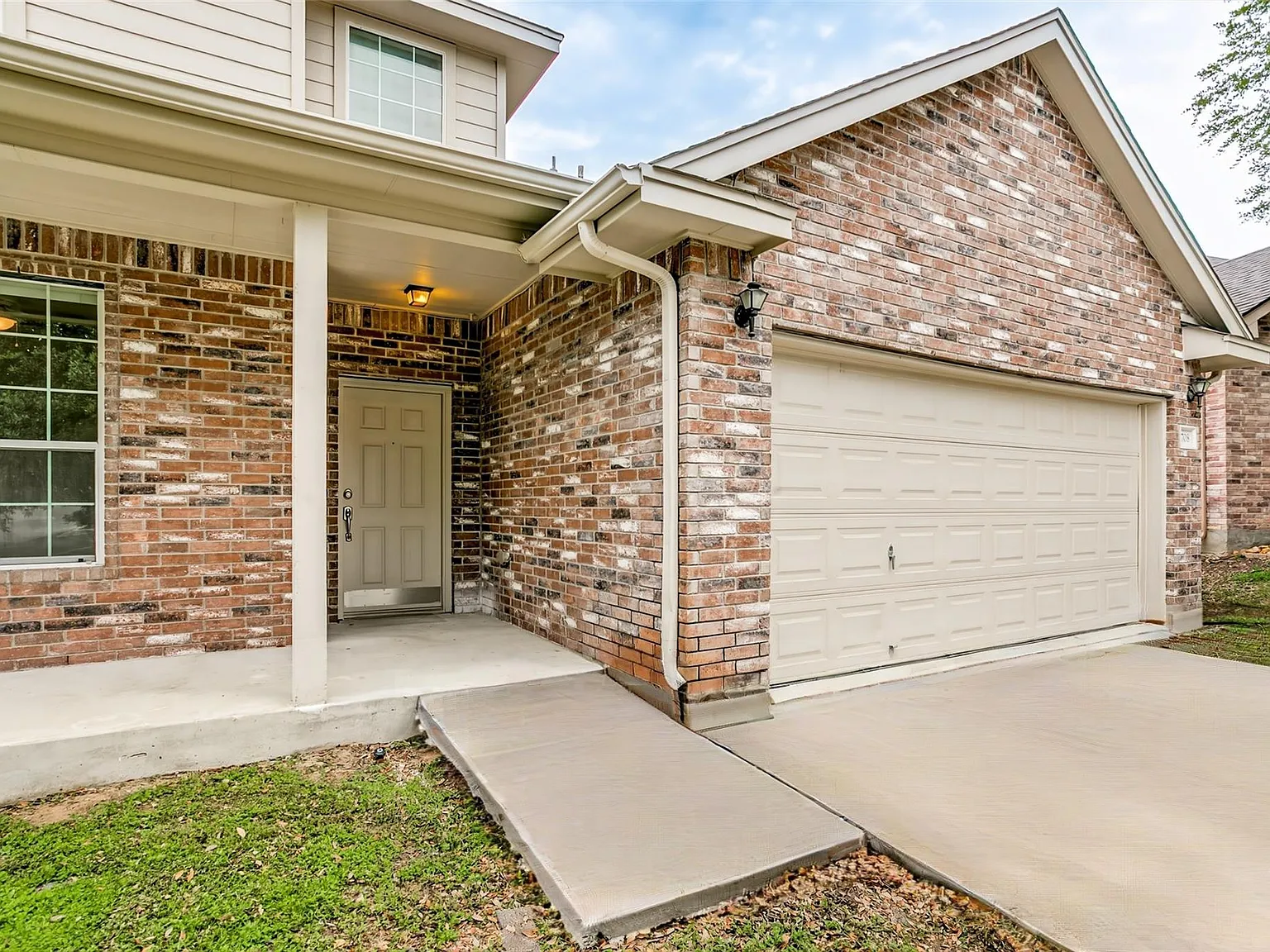 4 bed, 2.5 bath, 2372 sqft, $1,950 — Photo 2