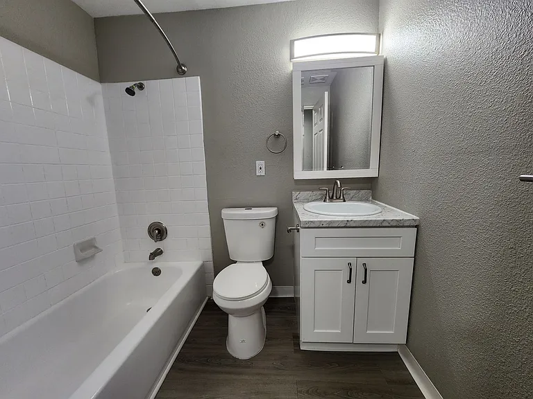 Florence Apartments — Photo 33