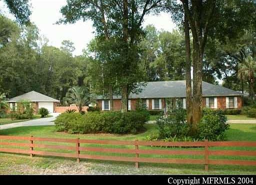 2095 Chinaberry Ln.