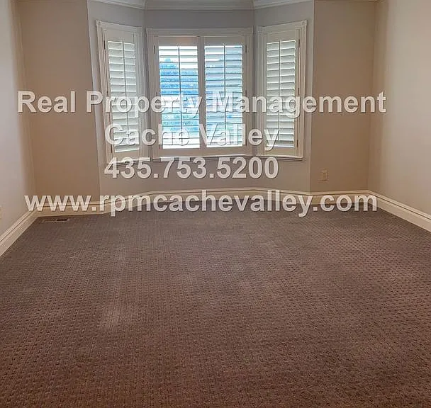 220 E 300 N — Photo 16