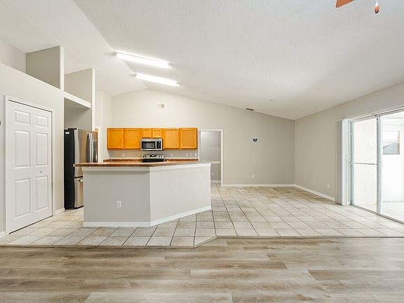 3rd image of 4373 King Edward Dr