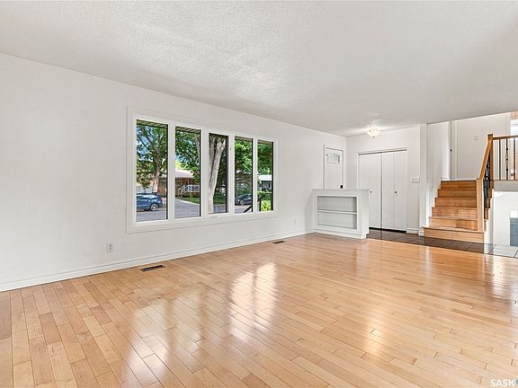 3rd image of 4059 Elphinstone Street