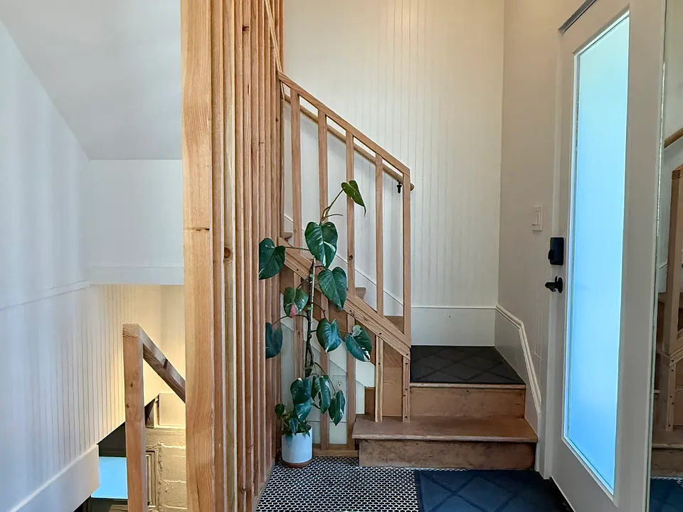Foyer / Entryway / Staircase to upper floor / Staircase to basement