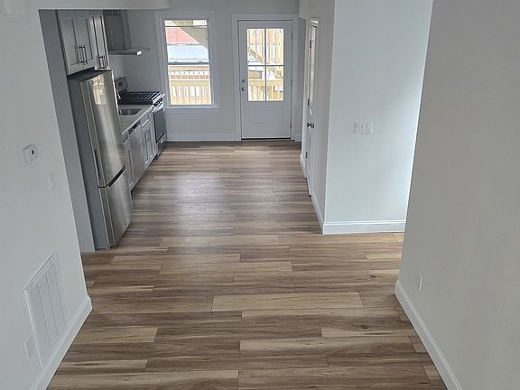 4th image of 530 Jane St Unit 2