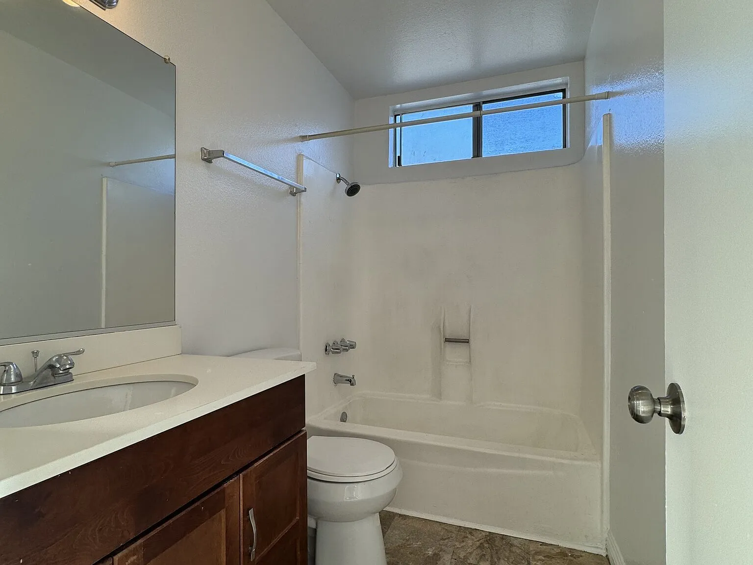 3 bedoom 2 full bath - 2 parking spaces Newly remodeled. — Photo 2