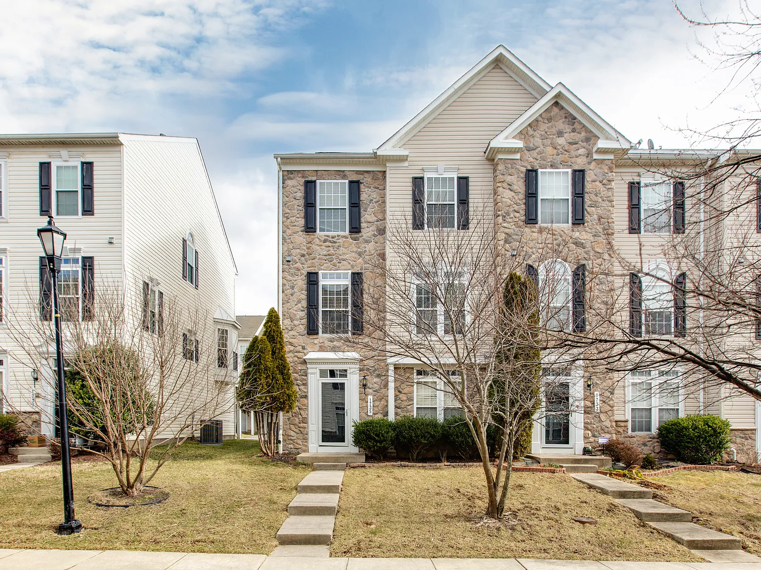 3 bed, 2094 sqft, $3,200 — Photo 1
