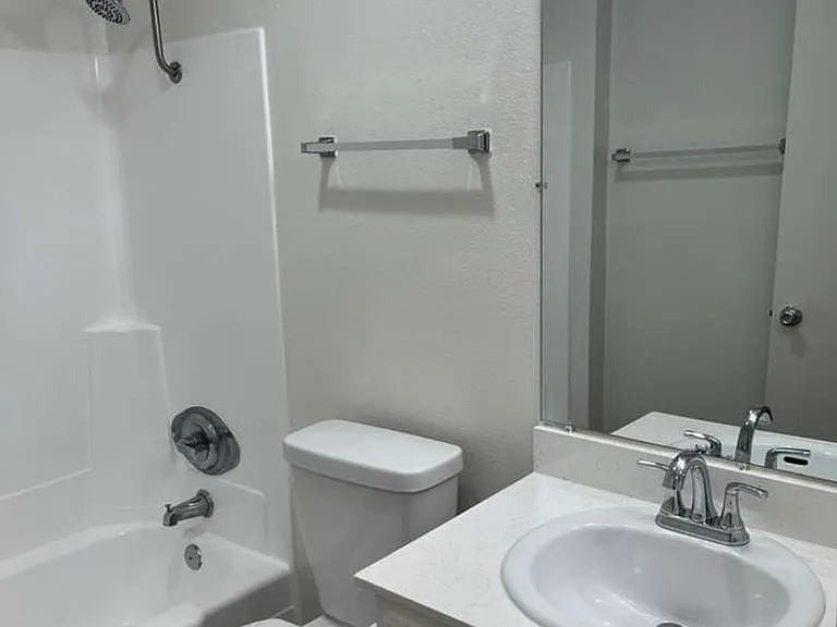 1422 Holly Ave — Photo 3