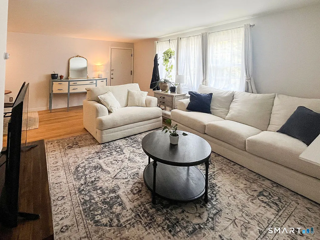 1 bed, 1.0 bath, 725 sqft, $1,850 — Photo 2
