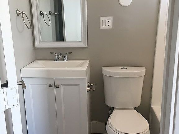 Casita bathroom with bathtub