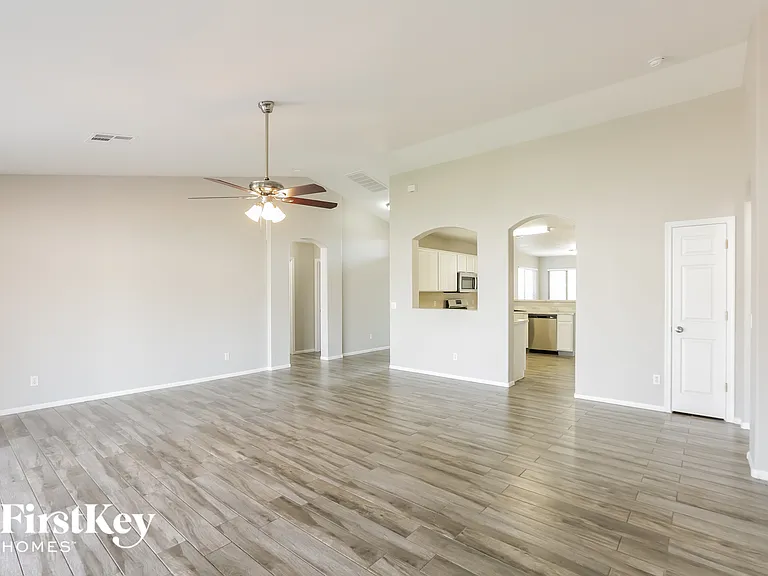 7017 N 77th Dr — Photo 5