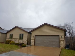 506 Apple Valley Ln, Clinton, IA 52732