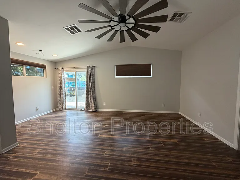 2514 E Fairmount Ave — Photo 19