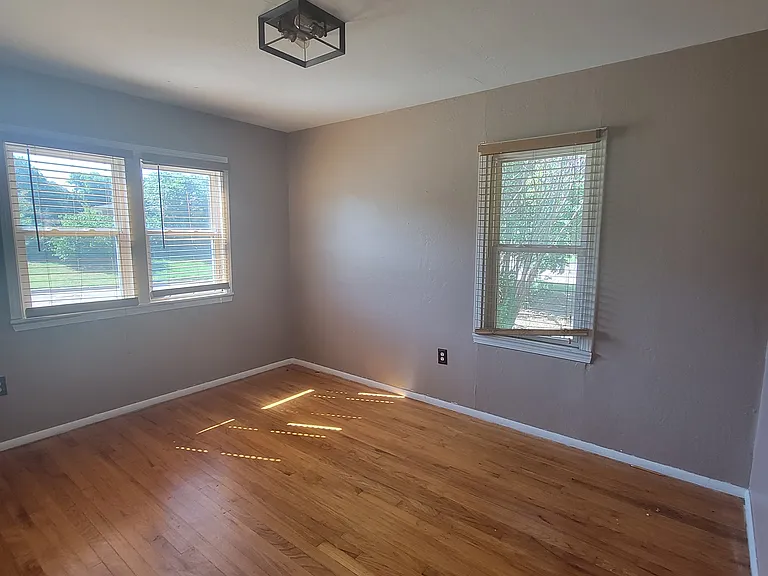 2316 NW 38th Pl — Photo 3