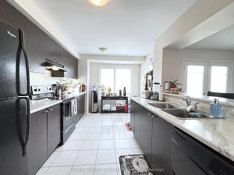 230 Mortimer Cres — Photo 7