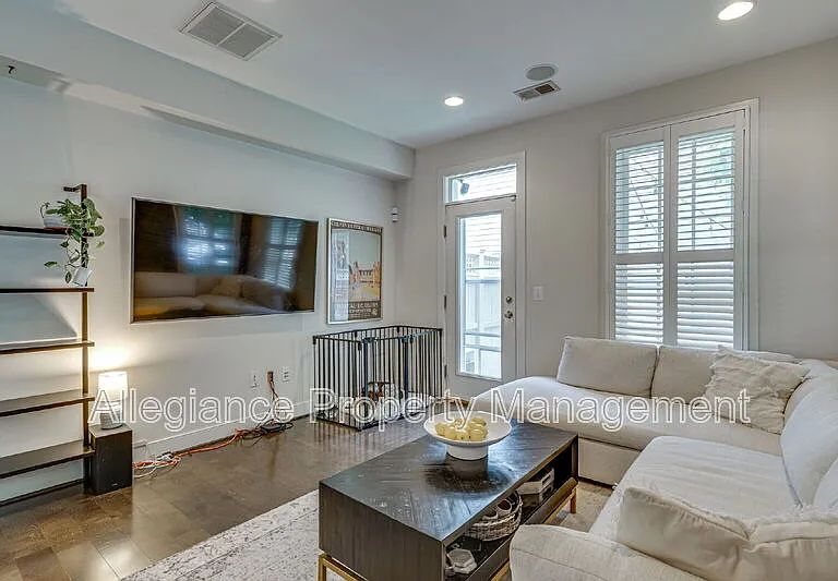 944 N Columbus St — Photo 4