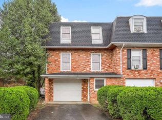 90 Meadowcreek Dr, Chambersburg, PA 17202