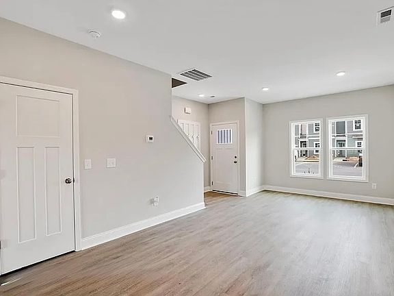 3rd image of 165 Loren Rd