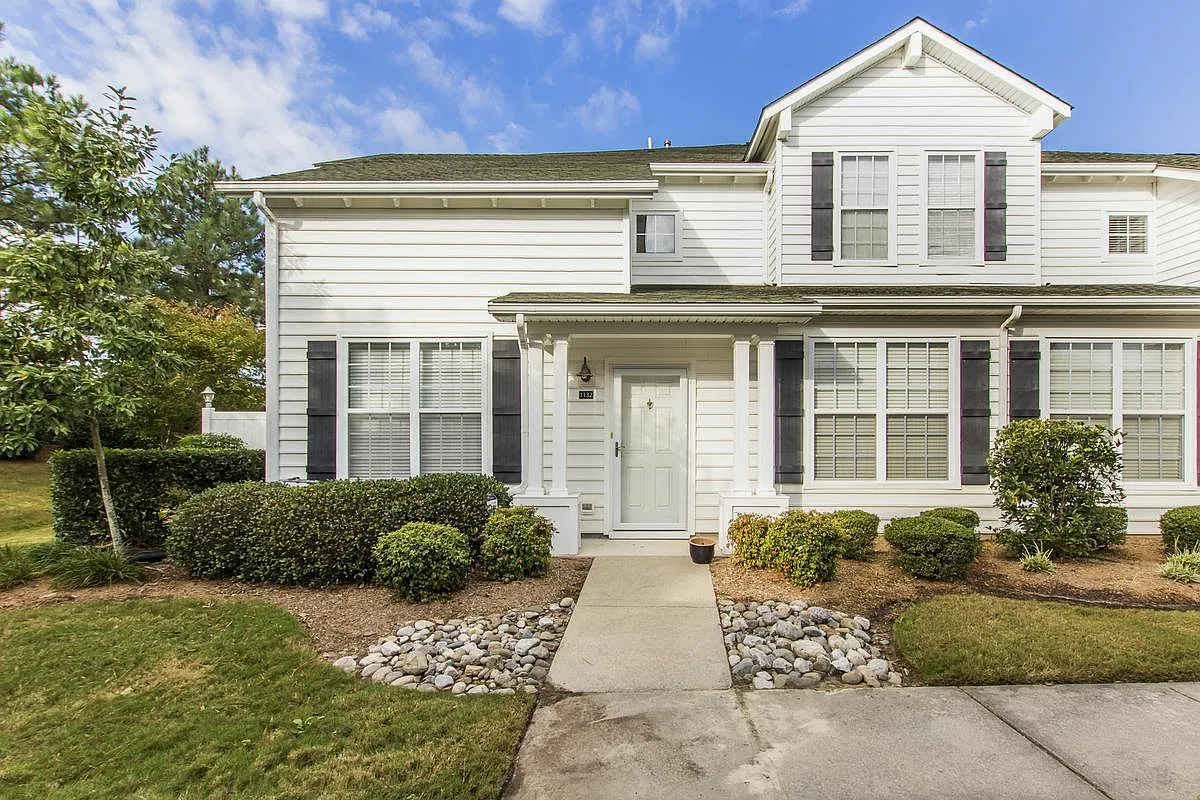 Charming Condo in Ridgely Manor — Photo 1