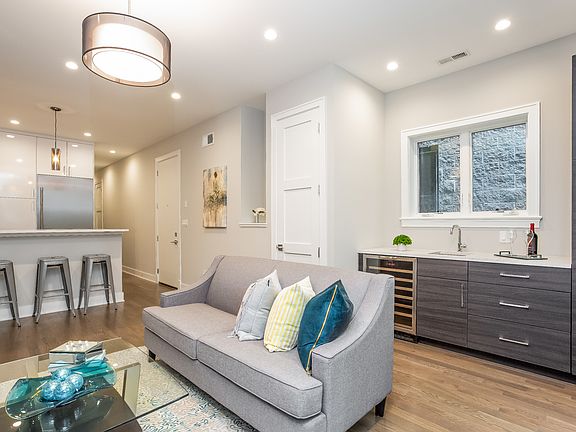 3rd image of 1228 W Melrose St #2