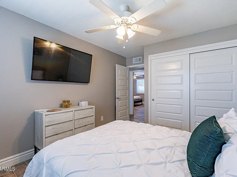 2033 E Harvard Dr — Photo 15
