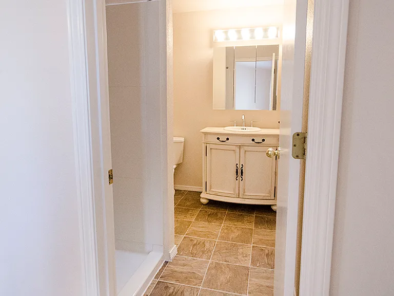 5513 N Creswell Ave — Photo 9