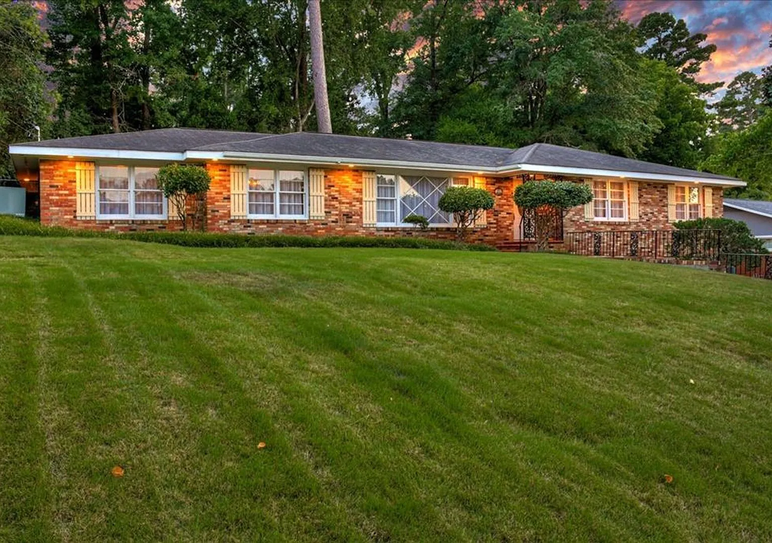 3 Bedroom 2.5 Bathroom Ranch — Photo 2