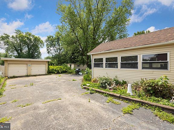 4th image of 920 Green Ln