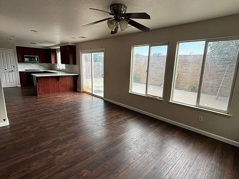 866 Papaya St — Photo 5