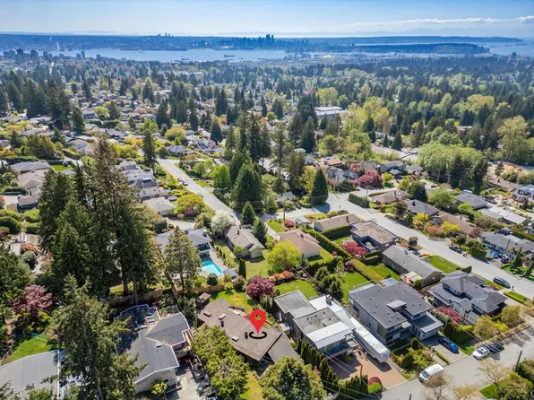 241 Balmoral Rd W, North Vancouver, BC V7N 2T9