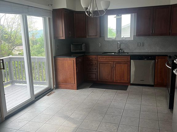 3rd image of 828 Oak Hill Ave