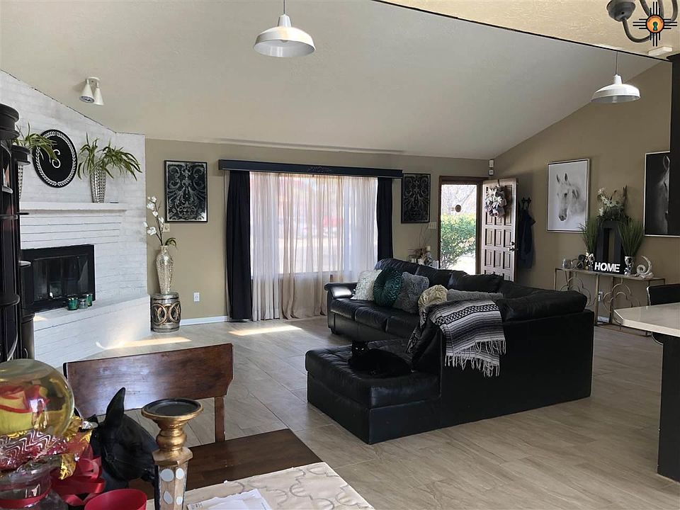 2nd image of 909 W Berry Dr