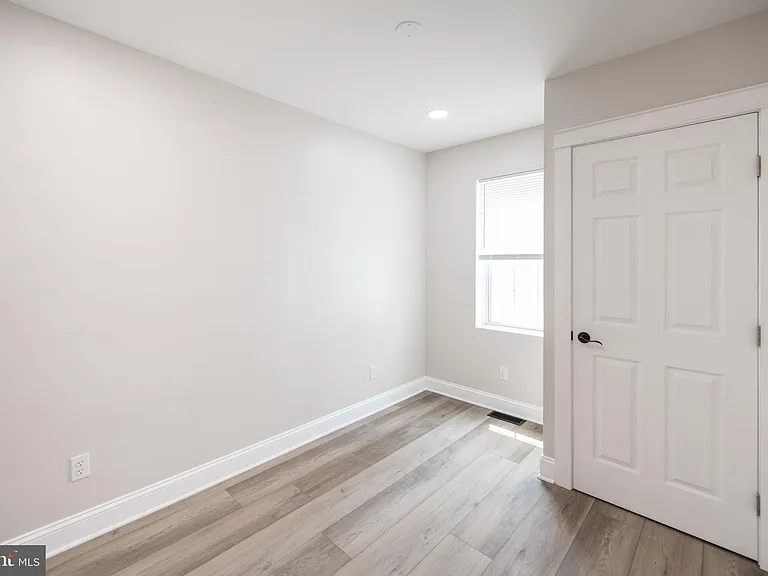 521 N Douglas St — Photo 13