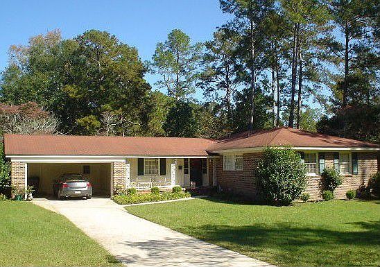 Traditional big grassed lot