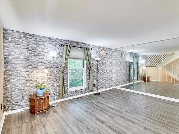 3rd image of 108 Carmel Woods Dr