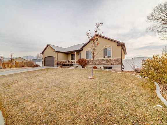 2nd image of 1562 N Yorkshire Ln