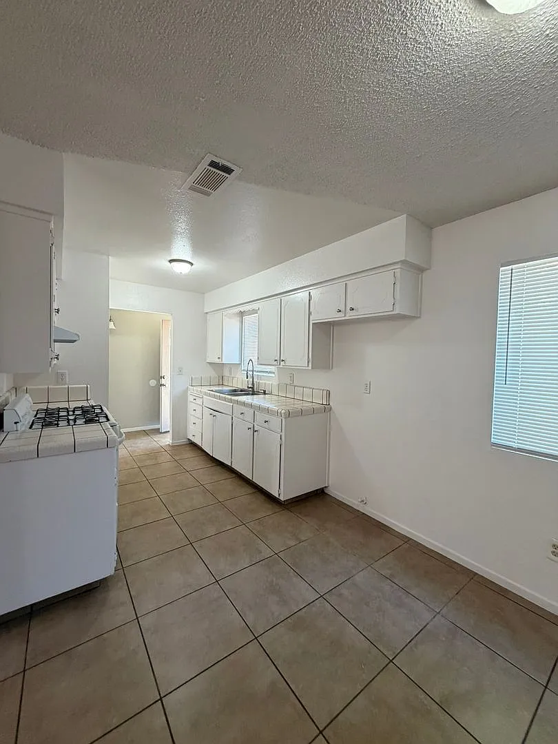 657 E. Sonora 3 Bedroom 2 Bathroom Tulare — Photo 2
