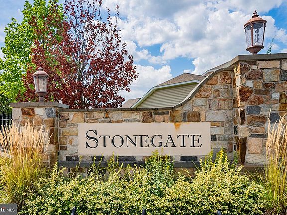 3rd image of 682 Stonegate Rd