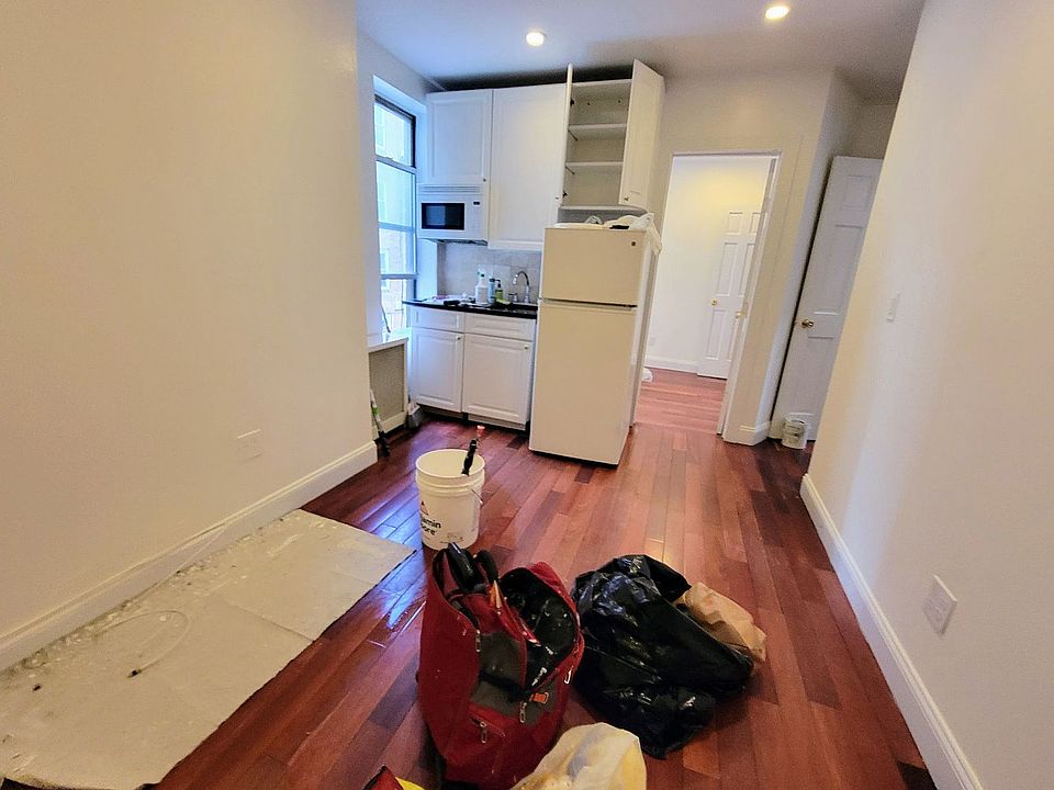 1st image of 408 W 44th St #95