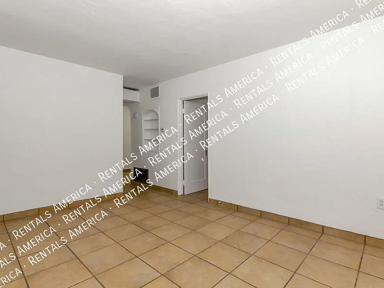 1119 E Silver St — Photo 12